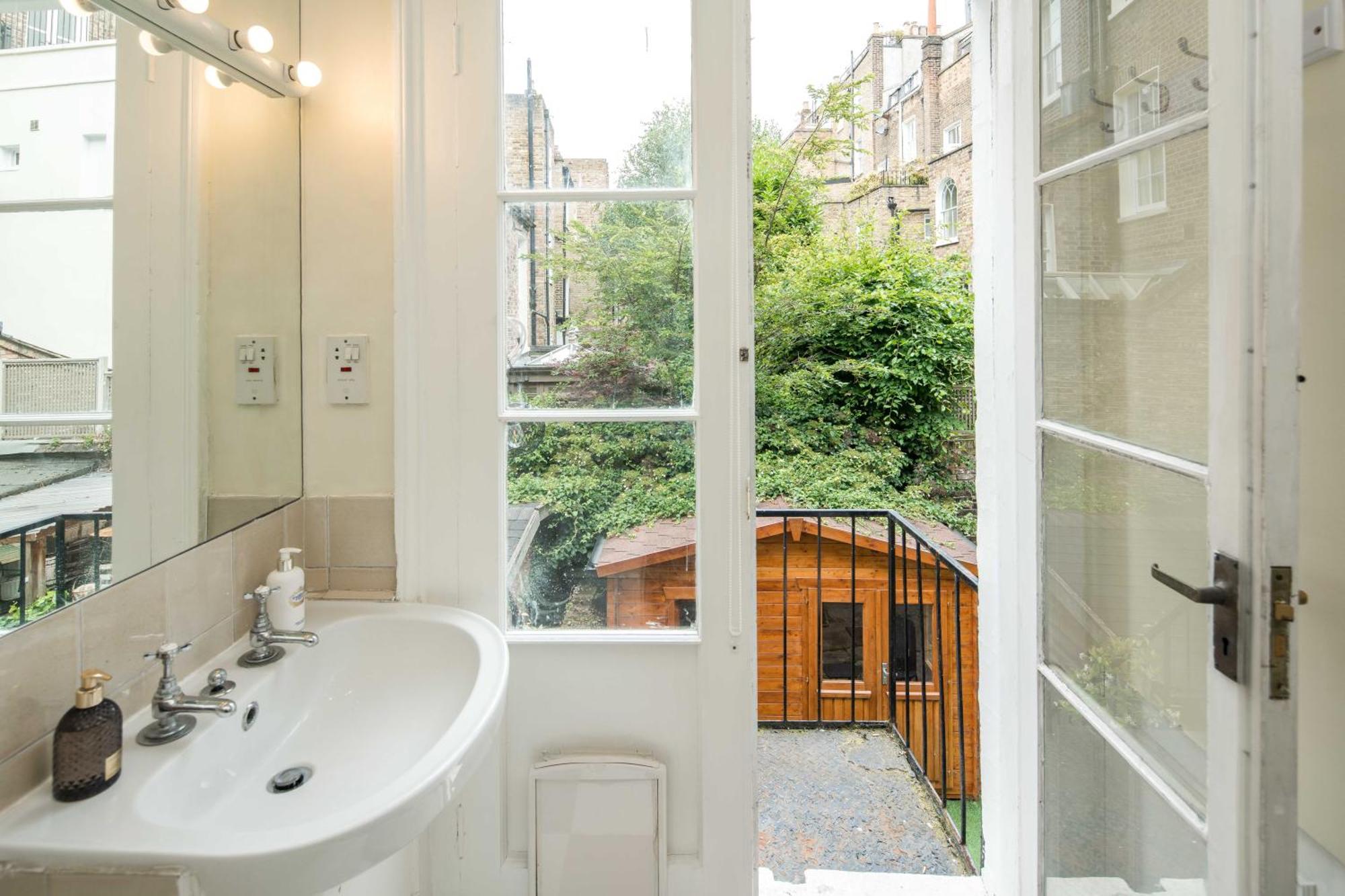 Apartament High-ceiling Gorgerous Victorian Flat With Private Garden - 3 Mins To Hyde Park, Kensington Palace, 8 Mins Nottinghill, High Street Kensington Station *